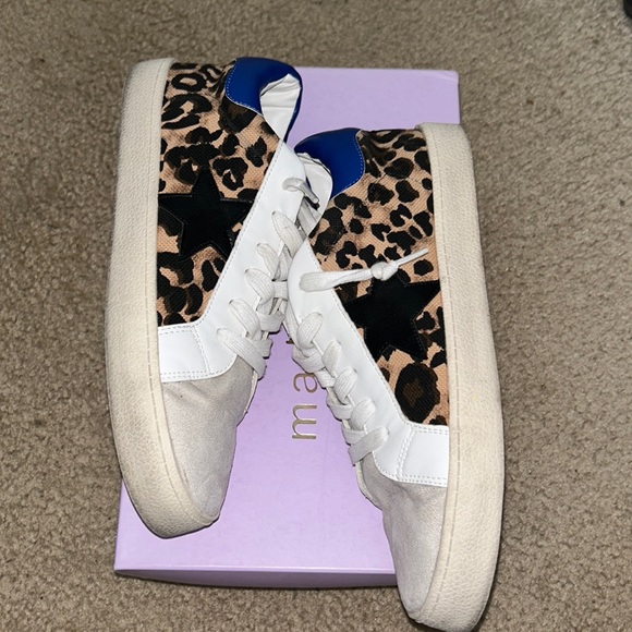 Madden Girl Women's Larrk Sneaker - Picture 2 of 5